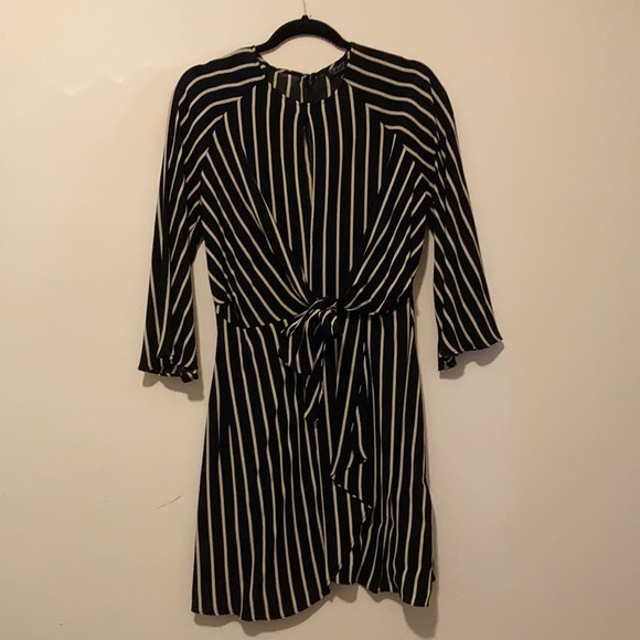 Vertical stripe dress with keyhole and tie in front. - Picture 6 of 8